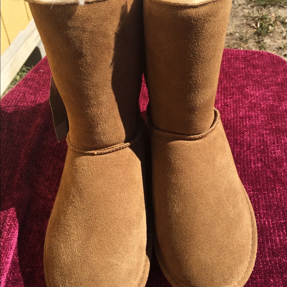 New Ladies Bearpaw Boots Sz.10